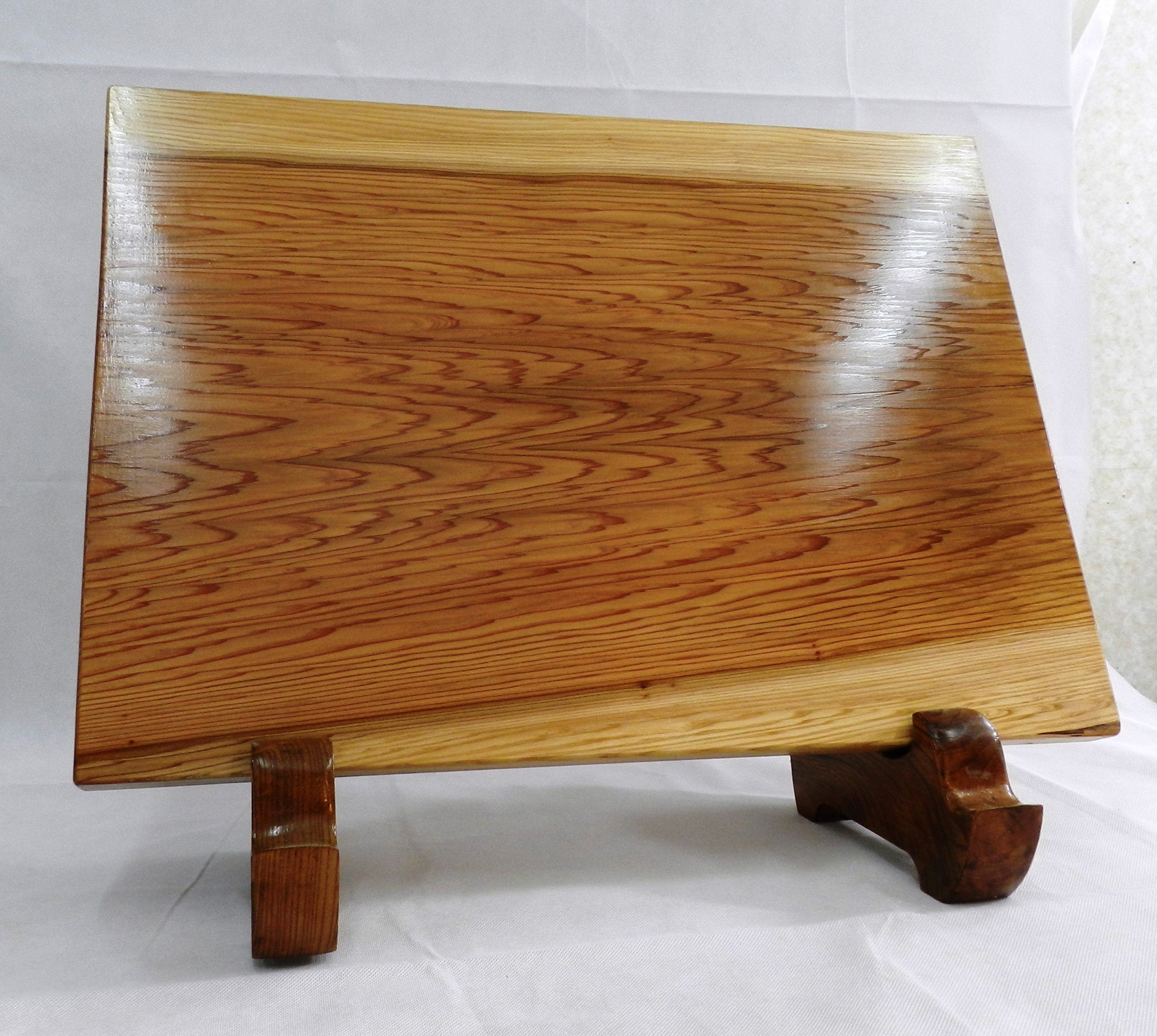 全て日本語の国産CMSだから、設置も更新も簡単、わかりやすい。